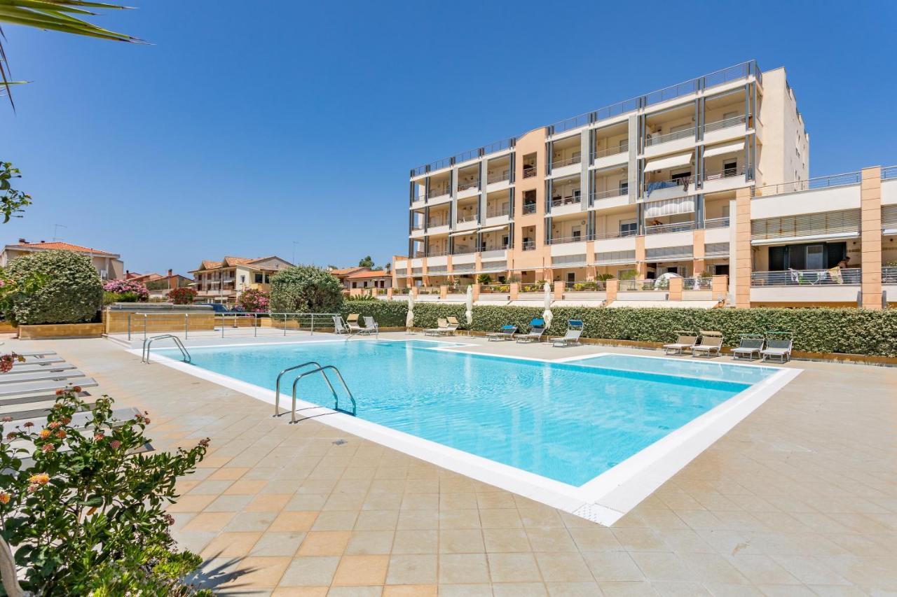 La Casa Del Sole - Appartamento Con Piscina Frontemare A Pochi Minuti Da Oristano Torre Grande Luaran gambar